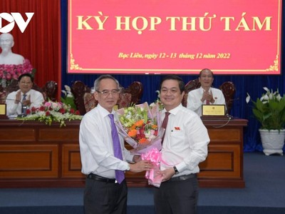 Bí thư Tỉnh ủy, Chủ tịch HĐND tỉnh Bạc Liêu Lữ Văn Hùng tặng hoa chúc mừng ông Huỳnh Chí Nguyện được bầu giữ chức Phó Chủ tịch UBND tỉnh Bạc Liêu.