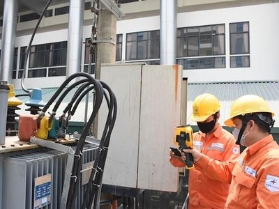 Nhân viên EVNHANOI kiểm tra tình trạng vận hành thiết bị điện. (Ảnh: evnhanoi).