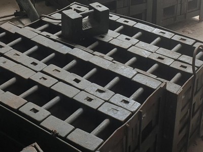 Quả cân chuẩn M1 tại nhà kho tạm của Trung tâm Ứng dụng KHCN tỉnh Bắc Giang. (Ảnh: Đặng Nam)