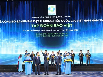 TGĐ Phạm Ngọc Sơn – Tổng Công ty Bảo Việt Nhân thọ đại diện tập đoàn Bảo Việt nhận chứng nhận Thương hiệu Quốc gia năm 2022.
