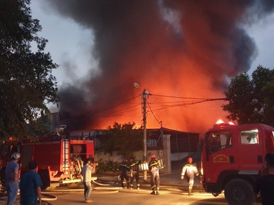 Một vài xe cứu hỏa cùng hàng chục cán bộ chiến sĩ liên tục dập lửa suốt hơn một giờ đồng hồ. Ảnh: Người dân cung cấp