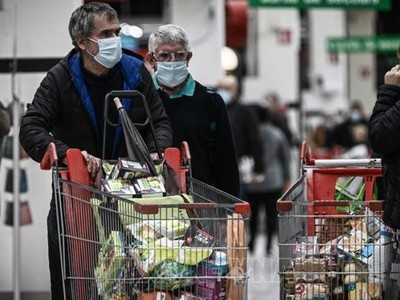 Người dân mua hàng trong siêu thị tại Bordeaux, Pháp. (Ảnh: AFP)