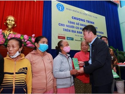 TGĐ Nguyễn Thế Mạnh trao tặng sổ BHXH, thẻ BHYT cho các cá nhân.