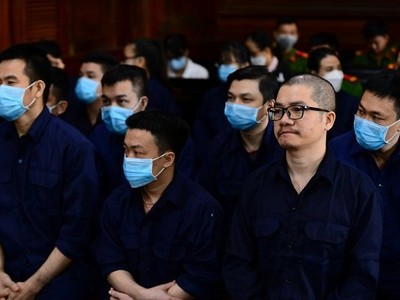 Bị cáo Nguyễn Thái Luyện, Chủ tịch HĐQT kiêm Giám đốc điều hành Công ty Alibaba cùng các bị cáo tại phiên tòa.