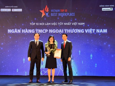 Ông Trương Minh Tiến - Phó tổng giám đốc Viet Research (bên phải) và ông Đặng Tuấn Khánh - Ủy viên Ban Biên tập Báo Đầu tư (bên trái) trao biểu trưng và chứng nhận Top 10 Nơi làm việc tốt nhất Việt Nam cho bà Tô Thị Phương Dung - Trưởng phòng Chính sách và kế hoạch nhân sự Vietcombank.