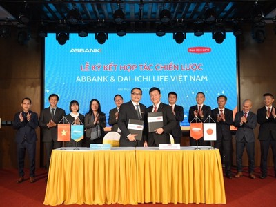 Ông Nguyễn Mạnh Quân – Quyền Tổng Giám đốc ABBANK (trái), và ông Trần Đình Quân – Chủ tịch kiêm Tổng Giám đốc Dai-ichi Life Việt Nam (phải), thực hiện nghi thức ký kết hợp tác.