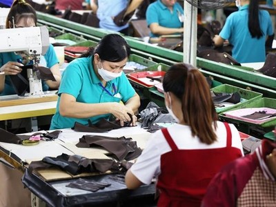 Công nhân làm việc tại nhà máy Công ty TNHH Giày Gia Định, thành phố Thủ Đức (Thành phố Hồ Chí Minh). (Ảnh: Hồng Đạt/TTXVN)