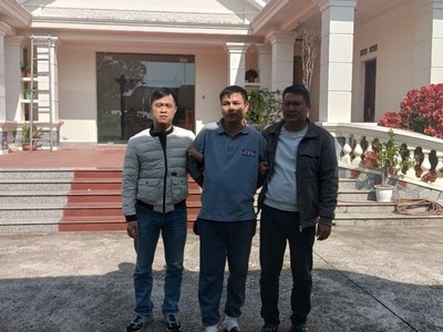 Đối tượng Vũ Huy Toàn (đứng giữa) bị bắt giữ khi đang lẩn trốn tại thành phố Móng Cái, tỉnh Quảng Ninh.