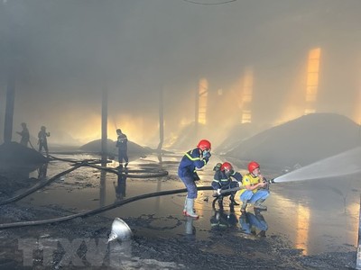 Lực lượng chức năng nỗ lực khống chế đám cháy. (Ảnh: TTXVN phát)