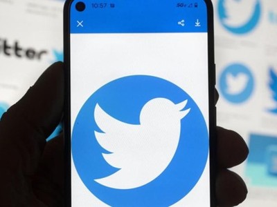 Biểu tượng của mạng xã hội Twitter trên màn hình điện thoại. (Ảnh: AP)