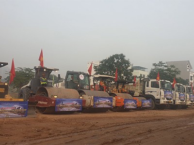 Máy móc thiết bị được tập kết để san nền ngay sau khi dự án khởi công - Ảnh: Anh Quân.