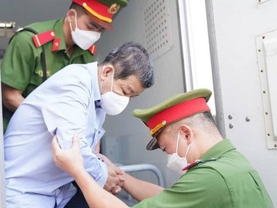 Cựu Chủ tịch Bình Dương Trần Thanh Liêm đến phiên toà sơ thẩm.