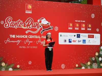 Bà Nguyễn Thị Thu Hà, Trưởng Ban tổ chức xúc động chia sẻ về mong muốn của Santa Run “thắp sáng” lên những điều kỳ diệu cho các em nhỏ khó khăn.