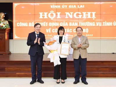 Ban Thường vụ Tỉnh ủy Gia Lai đã trao quyết định cho bà Nguyễn Thị Thanh Lịch giữ chức Phó Bí thư Ban cán sự Đảng UBND tỉnh, nhiệm kỳ 2021-2026. Ảnh: Đức Thụy.