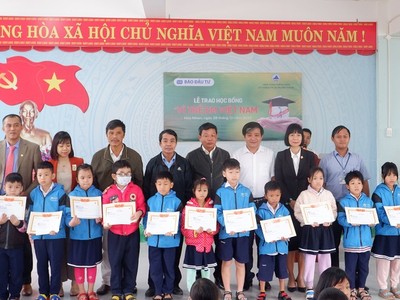 Báo Đầu tư trao 100 suất học bổng tại Đà Nẵng