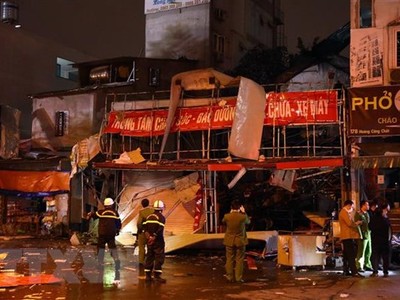 Vụ nổ diễn ra vào lúc 19h05 ngày 27/12 tại phố Hoàng Công Chất, quận Bắc Từ Liêm. (Ảnh: Huy Hùng/TTXVN)