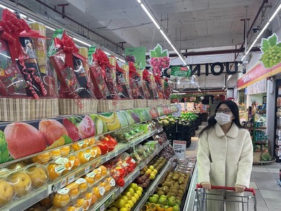 Hàng hóa Tết dồi dào trên kệ các siêu thị để người dân thỏa sức mua sắm. (Ảnh minh họa: Minh Hiếu/Vietnam+)