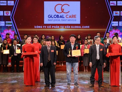 Ông Đinh Quốc Đại - Thành viên HĐQT kiêm Giám đốc Global Care lên nhận giải thưởng “Top 10 Doanh Nghiệp Xuất Sắc Đất Việt Năm 2022”.