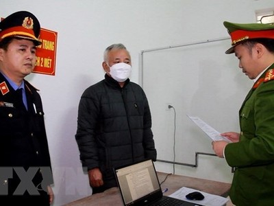 Cơ quan chức năng tiến hành tống đạt quyết định khởi tố, bắt tạm giam đối với bị can Phan Văn Nhâm (giữa), Chi Cục trưởng Chi cục Hải quan Cửa khẩu quốc tế Nậm Cắn về hành vi nhận hối lộ. (Ảnh: TTXVN phát)