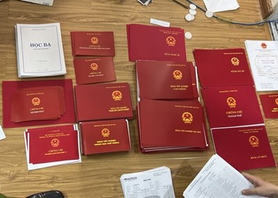 Cơ quan chức năng thu giữ nhiều chứng chỉ, bằng giả. (Nguồn: vietnamnet).
