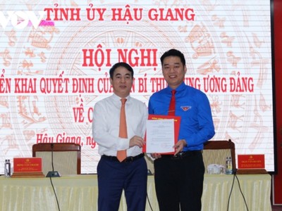 Ông Bùi Hữu Lộc- Bí thư Tỉnh đoàn Hậu Giang (áo xanh) được chỉ định tham gia Ban Chấp hành Đảng bộ tỉnh nhiệm kỳ 2020-2025.