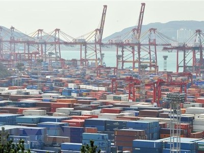 Cảng hàng hóa ở thành phố Busan, Hàn Quốc. (Ảnh: AFP/TTXVN)