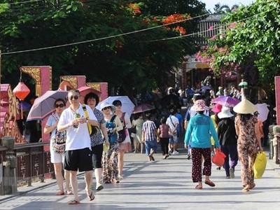 Du khách tham quan phố cổ Hội An. (Ảnh: Minh Đức/TTXVN)