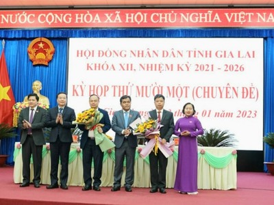Thường trực HĐND tỉnh Gia Lai tặng hoa chúc mừng 2 tân Phó Chủ tịch UBND tỉnh.