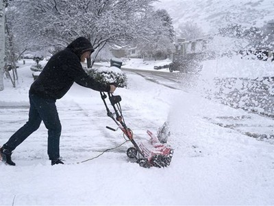 Người dân dọn tuyết trên đường phố ở Mỹ. (Ảnh: AFP/TTXVN)