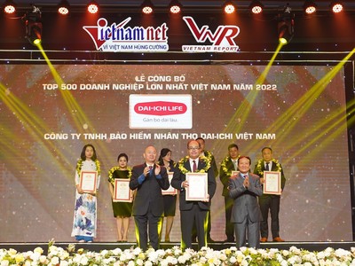 Ông Seigo Fujimaru – Phó Tổng Giám đốc Điều hành kiêm Phó Tổng Giám đốc Hành chính tổng hợp Dai-ichi Life Việt Nam, nhận giải thưởng “Top 500 Doanh nghiệp lớn nhất Việt Nam năm 2022”.