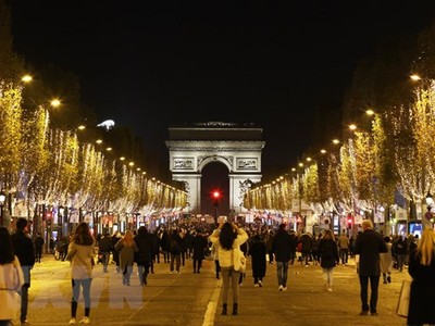Khung cảnh trang hoàng đón Năm mới ở Paris, Pháp. (Ảnh: THX/TTXVN)