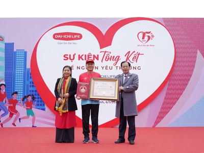 Ông Trần Đình Quân, Chủ tịch kiêm Tổng giám đốc Dai-ichi Life Việt Nam (giữa) nhận Chứng nhận Kỷ lục Việt Nam từ Đại diện Tổ chức Kỷ lục Việt Nam