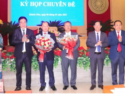 Lãnh đạo tỉnh Khánh Hòa tặng hoa chúc mừng các ông Nguyễn Anh Tuấn (thứ 3 từ trái sang); Trần Hòa Nam (thứ 4 từ trái sang)