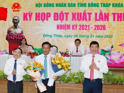 Lãnh đạo tỉnh Đồng Tháp tặng hoa chúc mừng ông Nguyễn Phước Thiện.