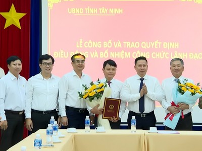 Ông Nguyễn Thanh Ngọc trao quyết định bổ nhiệm ông Kiều Công Minh (thứ 4 từ trái sang) giữ chức Giám đốc Sở Kế hoạch và đầu tư.