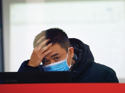 VN-Index từ ngày 6/4/2022 đến nay giảm trên 30%, trước đó giảm giảm 40% hồi giữa tháng 11/2022, khiến nhiều nhà đầu tư thua lỗ.