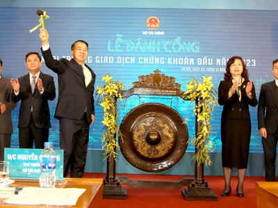 Lễ đánh cồng khai trương giao dịch chứng khoán đầu năm 2023 - buổi lễ truyền thống được tổ chức hàng năm tại Sở Giao dịch chứng khoán Hà Nội.