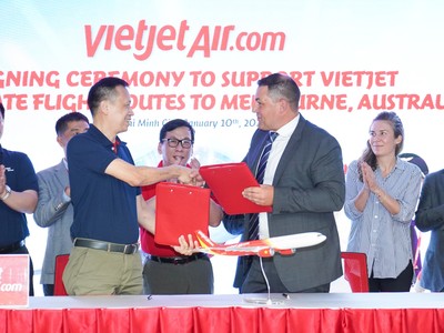 Phó Tổng Giám đốc Vietjet Nguyễn Thanh Sơn và Giám đốc Hàng không Sân bay Melbourne Jim Parashos ký kết hợp tác.