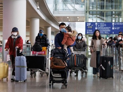 Hành khách đến quốc tế tại Sân bay Quốc tế Thủ đô Bắc Kinh của Trung Quốc vào ngày 8/1/2022. Ảnh: Reuters.