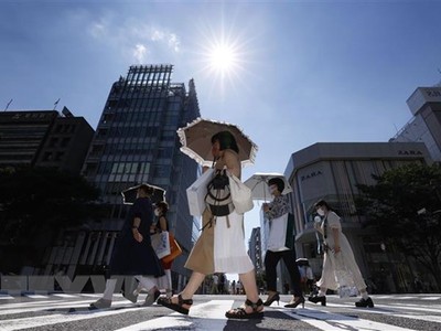 Người dân di chuyển dưới tiết trời nắng nóng tại Nagoya, Nhật Bản, ngày 1/7/2022. (Ảnh: Kyodo/TTXVN).