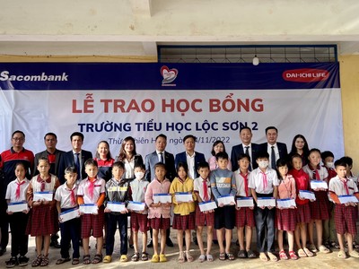 Dai-ichi Life Việt Nam và Sacombank đã trao tặng 250 suất học bổng với tổng trị giá 250 triệu đồng cho 250 học sinh hiếu học có hoàn cảnh khó khăn.