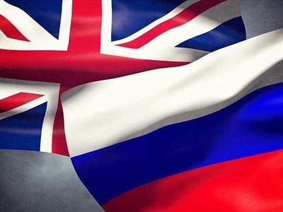 Cờ Anh (trái) và cờ Nga. (Nguồn: AA)