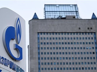 Biểu tượng Tập đoàn năng lượng Gazprom tại trạm xăng ở Moskva, Nga. (Ảnh: AFP/TTXVN)