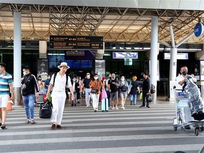 Hành khách tại Ga đến trong nước, Cảng hàng không Tân Sơn Nhất. (Ảnh: Hồng Đạt/TTXVN).