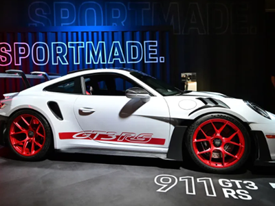 Một chiếc Porsche 911 GT3 RS được trưng bày tại Triển lãm ô tô Los Angeles 2022 ở Los Angeles, California. (Nguồn: AFP)