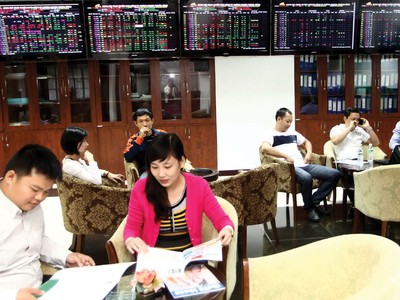 Tỷ lệ nhà đầu tư cá nhân quá đông khiến thị trường chứng khoán Việt Nam biến động khó lường, rủi ro đầu cơ cao.