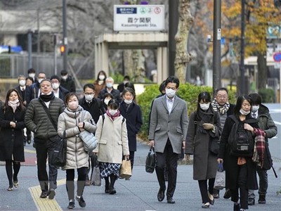 Người dân trên đường tới nơi làm việc ở Tokyo, Nhật Bản ngày 28/12/2022. (Ảnh: Kyodo/TTXVN)