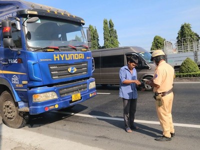 Tổ cảnh sát giao thông làm nhiệm vụ trên Quốc lộ 1 thuộc huyện Châu Thành, tỉnh Tiền Giang. (Ảnh: Minh Trí/TTXVN).