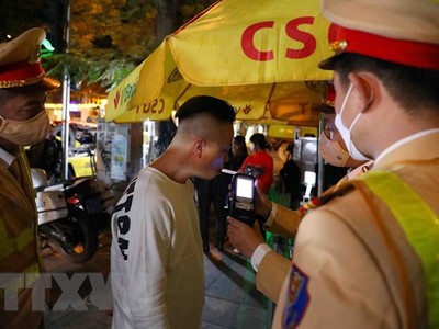 Cán bộ, chiến sĩ tổ công tác Y1/141 kiểm tra nồng độ cồn tài xế ôtô tại tuyến phố Lý Thái Tổ-Trần Nguyên Hãn. (Ảnh: Phạm Kiên/TTXVN)