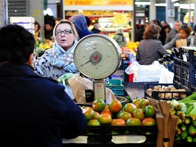 Người dân mua thực phẩm tại một khu chợ ở Rome (Italy). (Ảnh: AFP/TTXVN).